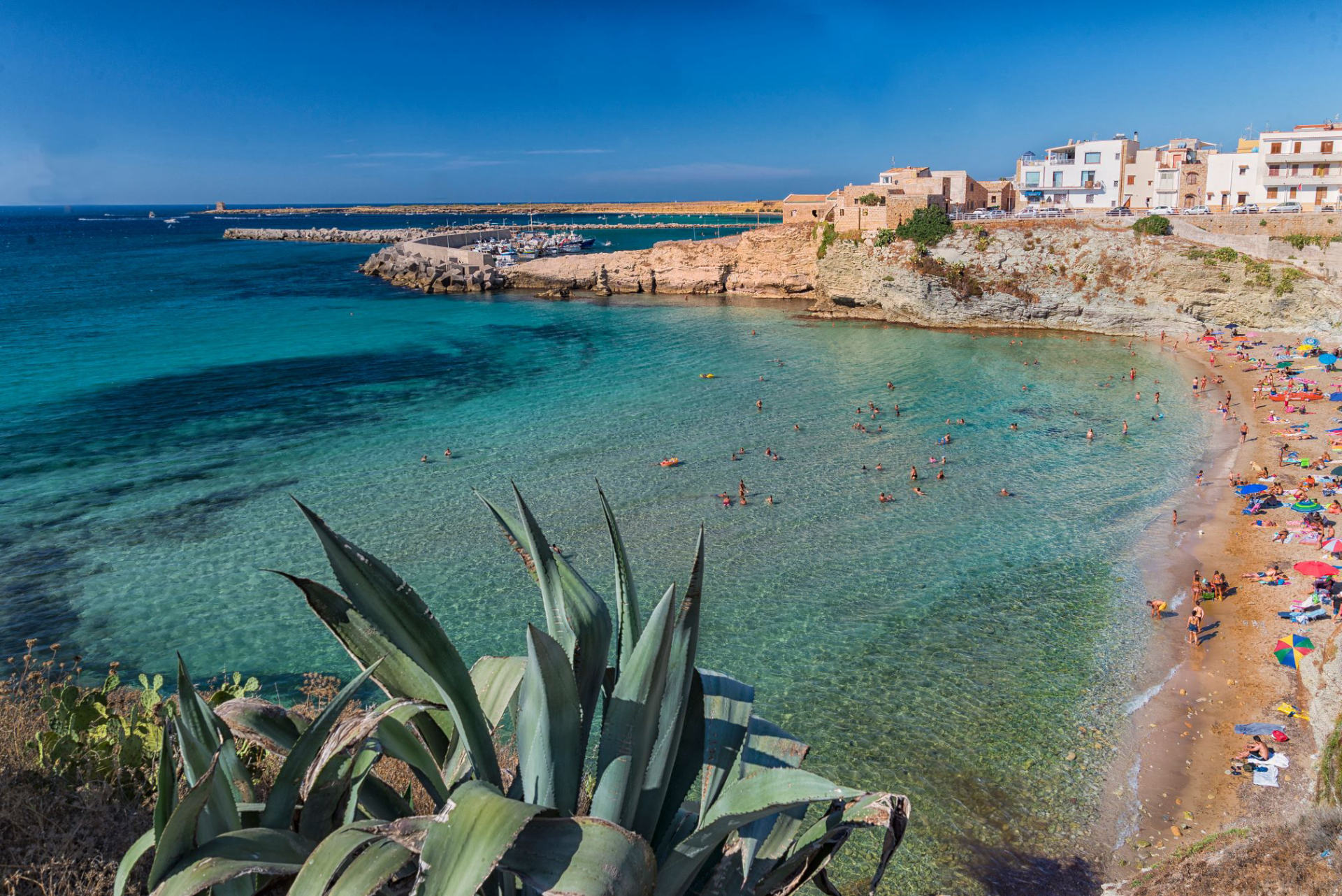 Cala Rossa a Terrasini: scogliere e mare cristallino